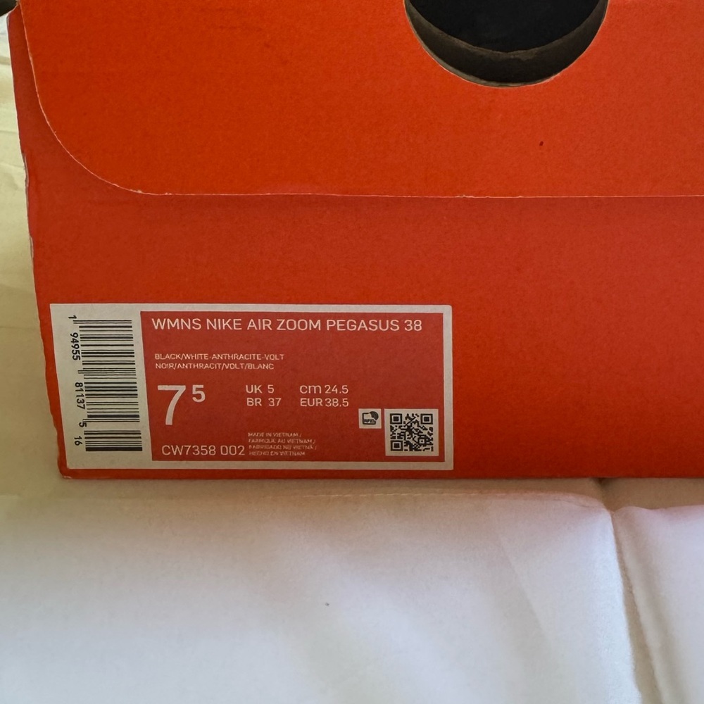 Nike Women’s Black Air Zoom Pegasus 38 - Picture 2 of 7